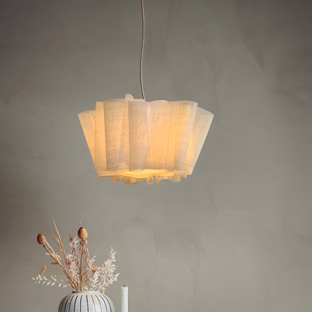 Une suspension en tissu blanc écru plissé. CA-2898272442,CA-439891451X,CA-9452050160,CA-2079220012,CA-590871531X,CA-0576736929,CA-7708015111,CA-9291669369,CA-4924250511,CA-3510433556,CA-4748290552,CA-0662280849,