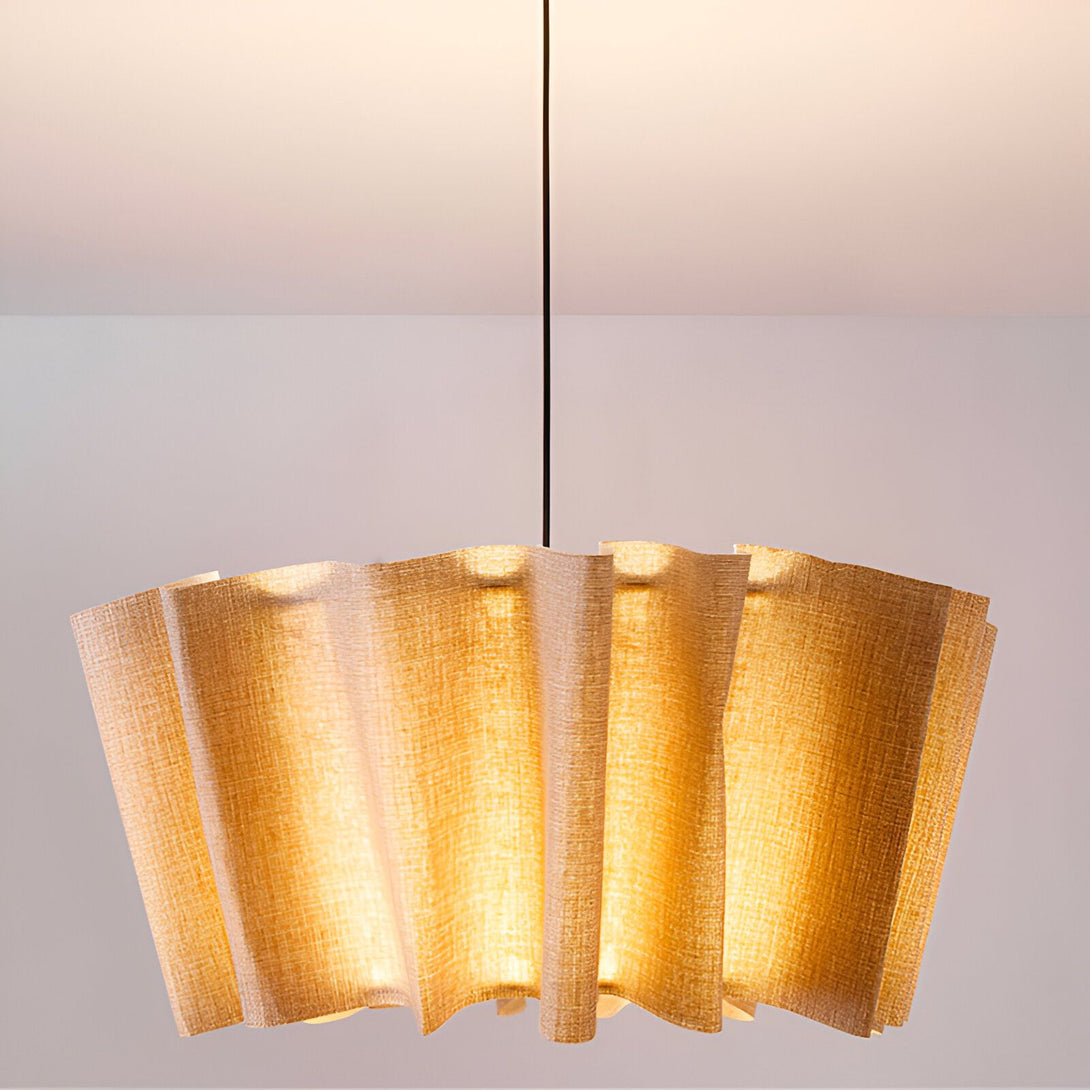 Une suspension en tissu beige plissé est accrochée au plafond. Elle est éclairée de l'intérieur et diffuse une lumière douce et tamisée. CA-2898272442,CA-439891451X,CA-9452050160,CA-2079220012,CA-590871531X,CA-0576736929,CA-7708015111,CA-9291669369,CA-4924250511,CA-3510433556,CA-4748290552,CA-0662280849,