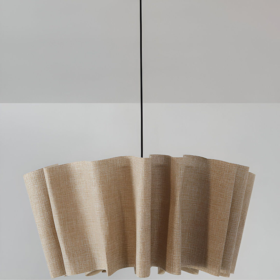 Une suspension en tissu beige plissé avec un cordon noir. CA-2898272442,CA-439891451X,CA-9452050160,CA-2079220012,CA-590871531X,CA-0576736929,CA-7708015111,CA-9291669369,CA-4924250511,CA-3510433556,CA-4748290552,CA-0662280849,