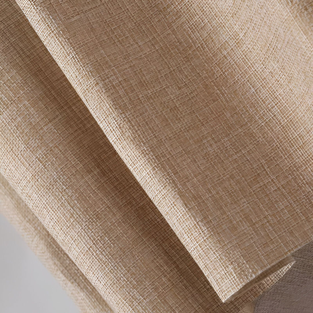 Le rideau est en lin beige. Il est froissé et a une texture grossière. CA-2898272442,CA-439891451X,CA-9452050160,CA-2079220012,CA-590871531X,CA-0576736929,CA-7708015111,CA-9291669369,CA-4924250511,CA-3510433556,CA-4748290552,CA-0662280849,