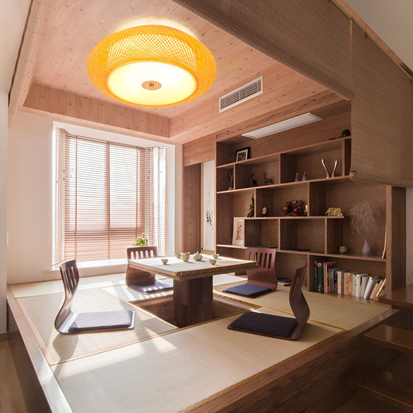 Une image d'un salon avec un tatami au sol, une table basse et des chaises. Il y a une grande baie vitrée et des étagères sur le mur du fond. Le plafond est en bois et il y a une lampe en osier. CE-7088600102,CE-8831059041,CE-585684436X,CE-6560594998,