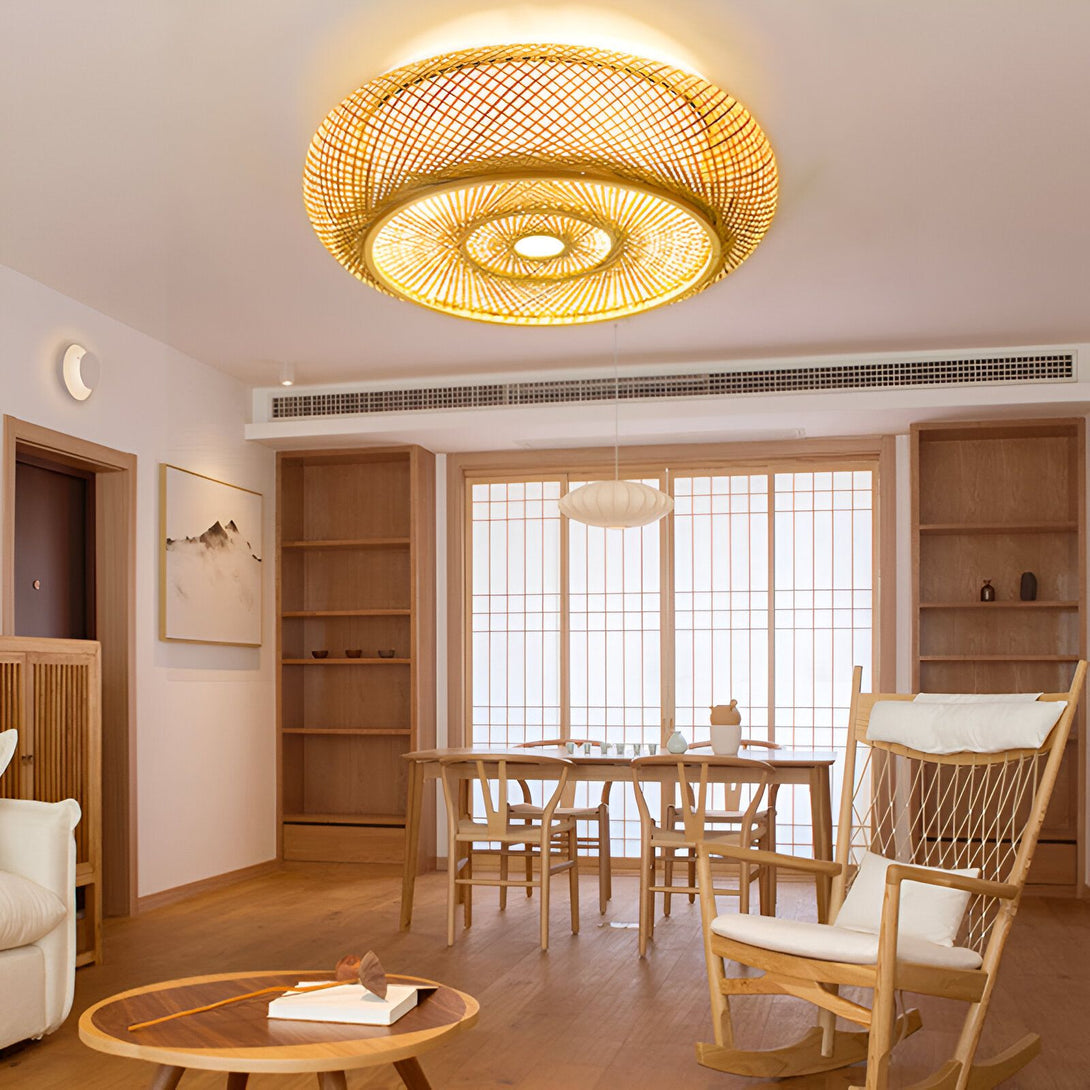 Une image d'un salon avec un plafond en bambou tissé. Il y a une table à manger en bois avec des chaises et un fauteuil en osier. Le sol est en bois et les murs sont blancs. CE-7088600102,CE-8831059041,CE-585684436X,CE-6560594998,