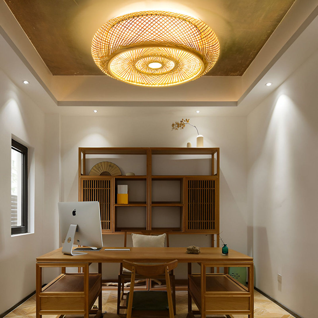 Une image d'un bureau avec un ordinateur, une chaise et une lampe en osier au plafond. CE-7088600102,CE-8831059041,CE-585684436X,CE-6560594998,