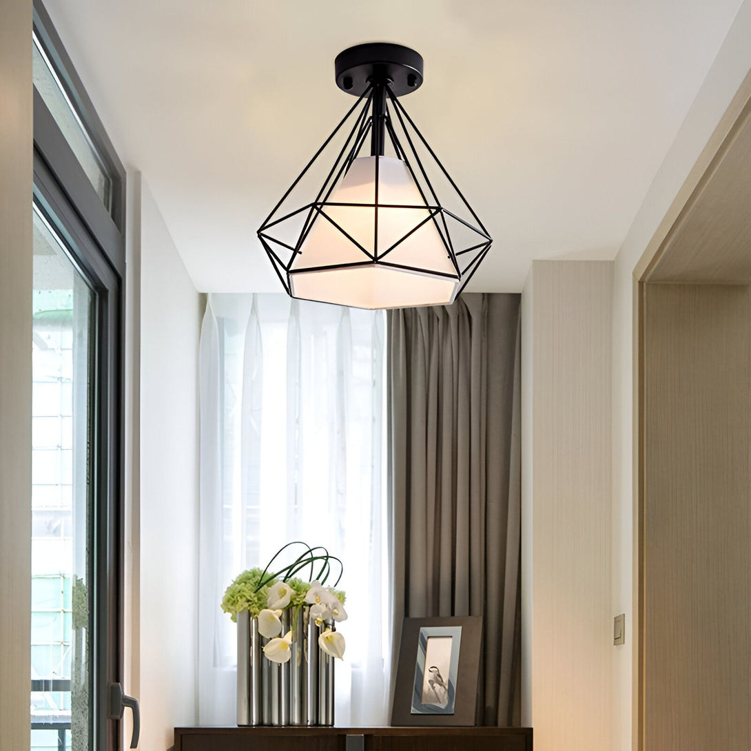 Une image d'un plafonnier en métal noir avec une forme géométrique et une lumière blanche à l'intérieur. Il est suspendu au plafond et éclaire la pièce. PI-9702349265,PI-6032452158,