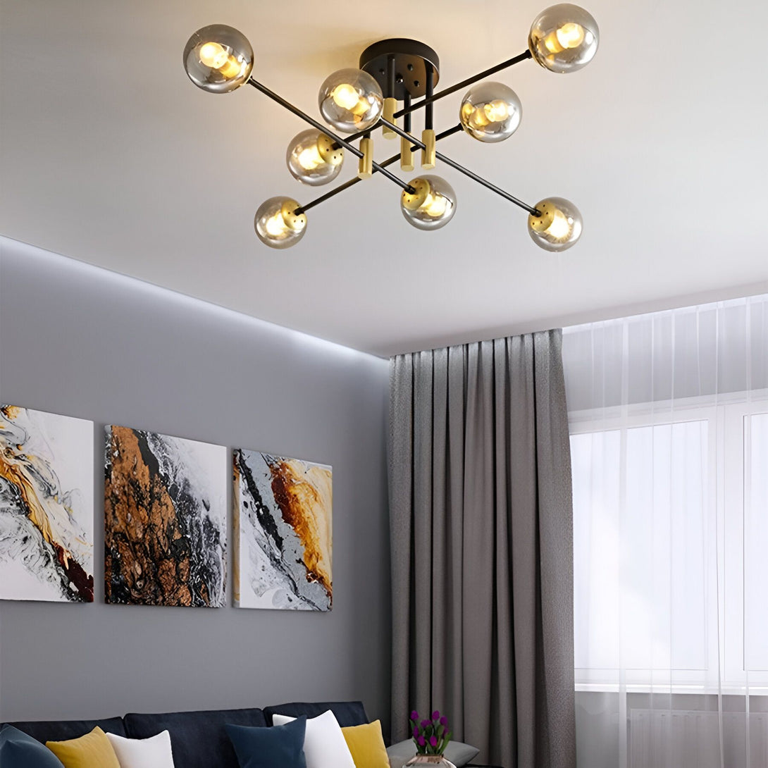 Un lustre noir avec des boules en verre fumé est suspendu au plafond. Il y a des rideaux gris aux fenêtres et des tableaux abstraits sur le mur. NE-5806650421,NE-7799522623,NE-7437635623,NE-2735111245,