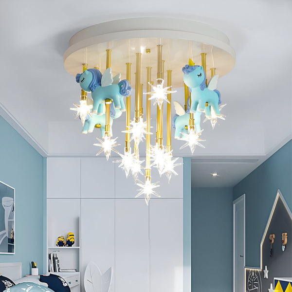 Une chambre d'enfant avec un plafonnier en forme de licorne. La licorne est blanche et a une crinière et une queue roses. Le plafonnier est entouré d'étoiles. BE-9183421793,BE-3479320163,BE-6668561217,BE-2002200505,BE-8618511196,BE-1407408461,BE-0246127430,BE-9762690311,BE-6020376060,BE-6910827538,BE-4297456265,BE-4751097350,BE-7992191374,BE-3092299914,BE-0546137628,BE-6110654736,