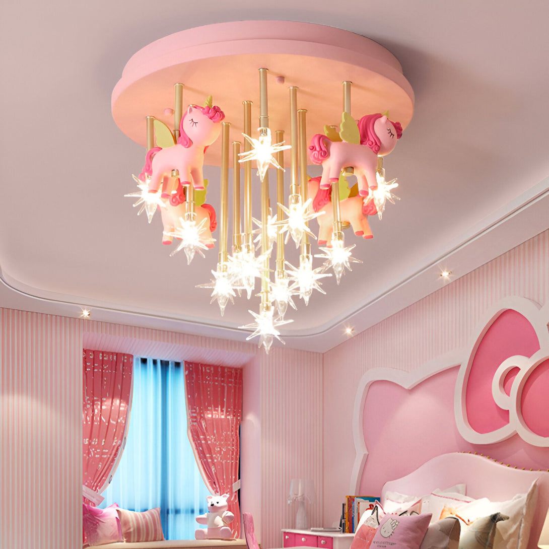 Une chambre d'enfant avec un lustre rose en forme de licorne. Le lustre est suspendu au plafond et est entouré de murs roses et de rideaux bleus. Il y a un lit avec une Hello Kitty dessus, une armoire et une table de chevet dans la chambre. BE-9183421793,BE-3479320163,BE-6668561217,BE-2002200505,BE-8618511196,BE-1407408461,BE-0246127430,BE-9762690311,BE-6020376060,BE-6910827538,BE-4297456265,BE-4751097350,BE-7992191374,BE-3092299914,BE-0546137628,BE-6110654736,