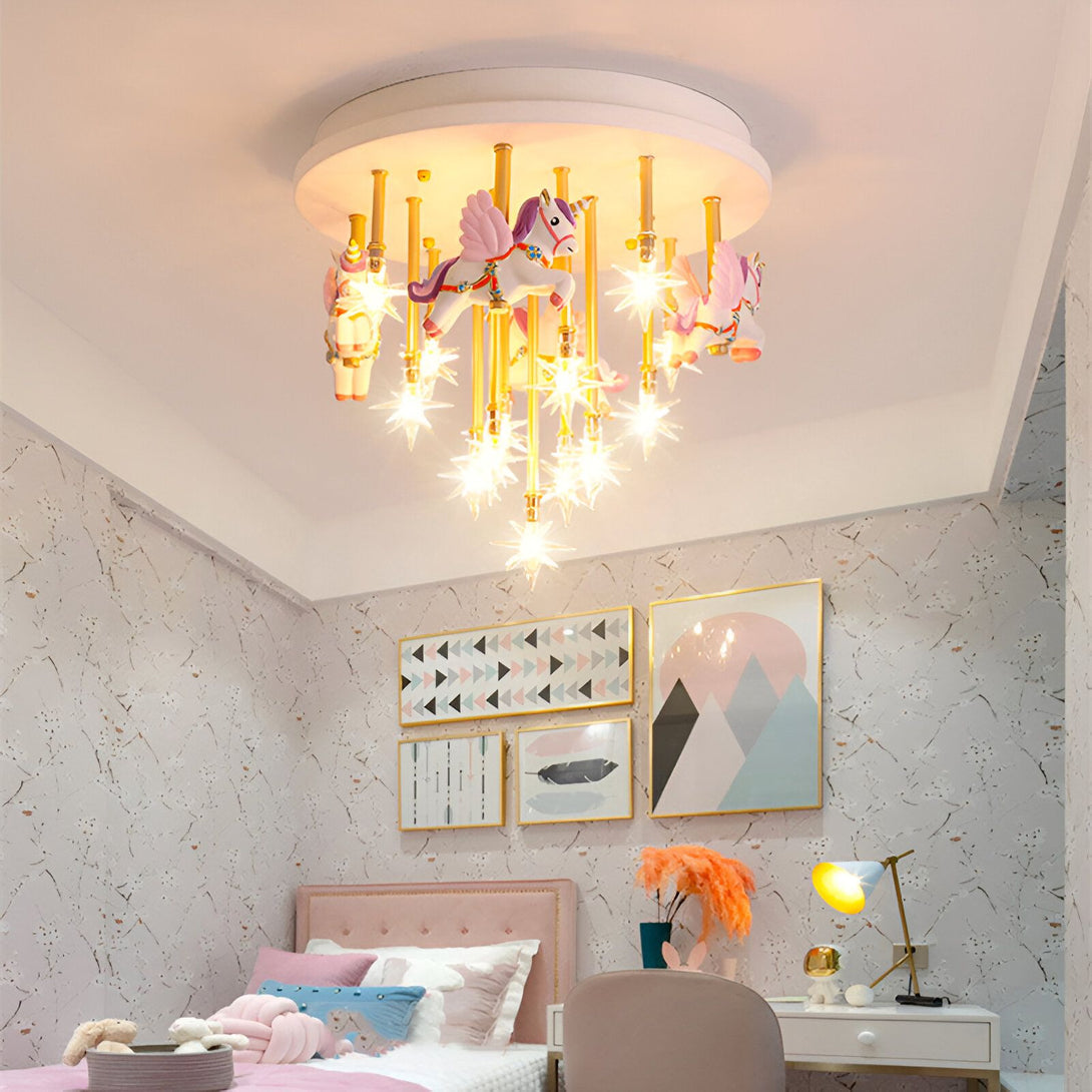 Une chambre d'enfant avec un lit, un bureau, une chaise et une armoire. Il y a aussi un tapis sur le sol et des rideaux aux fenêtres. La chambre est décorée avec des étoiles et des licornes. BE-9183421793,BE-3479320163,BE-6668561217,BE-2002200505,BE-8618511196,BE-1407408461,BE-0246127430,BE-9762690311,BE-6020376060,BE-6910827538,BE-4297456265,BE-4751097350,BE-7992191374,BE-3092299914,BE-0546137628,BE-6110654736,