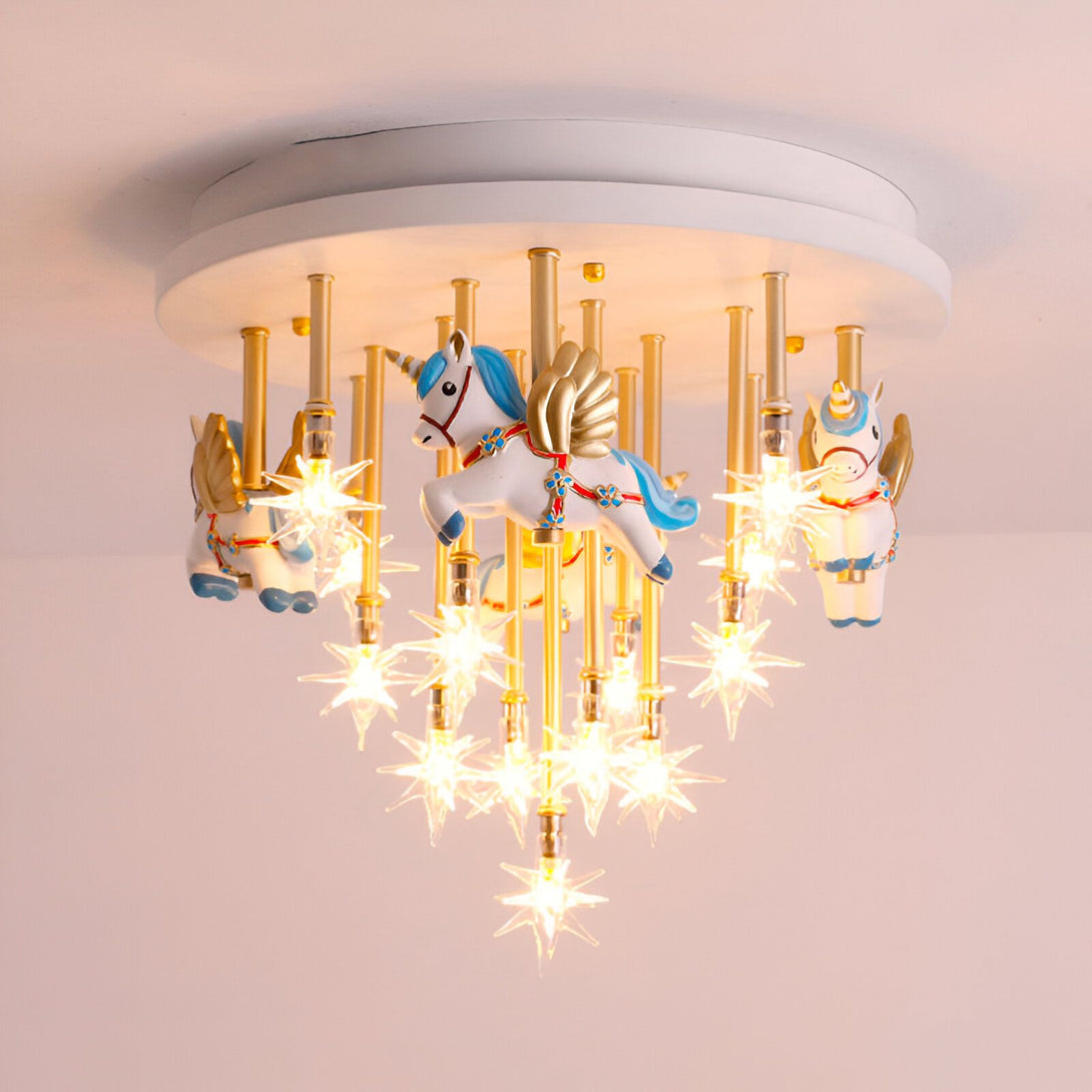 Un lustre pour enfants avec des licornes et des étoiles. Les licornes sont blanches et ont des ailes bleues et roses. Les étoiles sont blanches et jaunes. Le lustre est suspendu au plafond par une chaîne blanche. BE-9183421793,BE-3479320163,BE-6668561217,BE-2002200505,BE-8618511196,BE-1407408461,BE-0246127430,BE-9762690311,BE-6020376060,BE-6910827538,BE-4297456265,BE-4751097350,BE-7992191374,BE-3092299914,BE-0546137628,BE-6110654736,