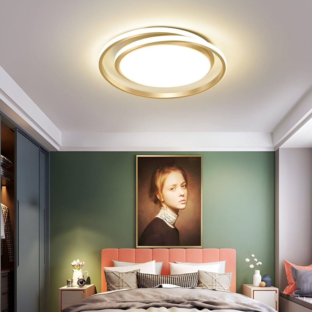 Une image d'une chambre à coucher avec un lit, une armoire, un tableau et un plafonnier. Le lit est recouvert d'une couette et de deux oreillers. L'armoire est en bois et possède deux portes. Le tableau est une peinture d'une femme. Le plafonnier est rond et possède une lumière blanche. AN-5533071989,AN-6442358399,AN-1091116326,