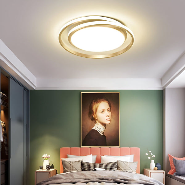 Une image d'une chambre à coucher avec un lit, une armoire, un tableau et un plafonnier. Le lit est recouvert d'une couette et de deux oreillers. L'armoire est en bois et possède deux portes. Le tableau est une peinture d'une femme. Le plafonnier est rond et possède une lumière blanche. AN-5533071989,AN-6442358399,AN-1091116326,