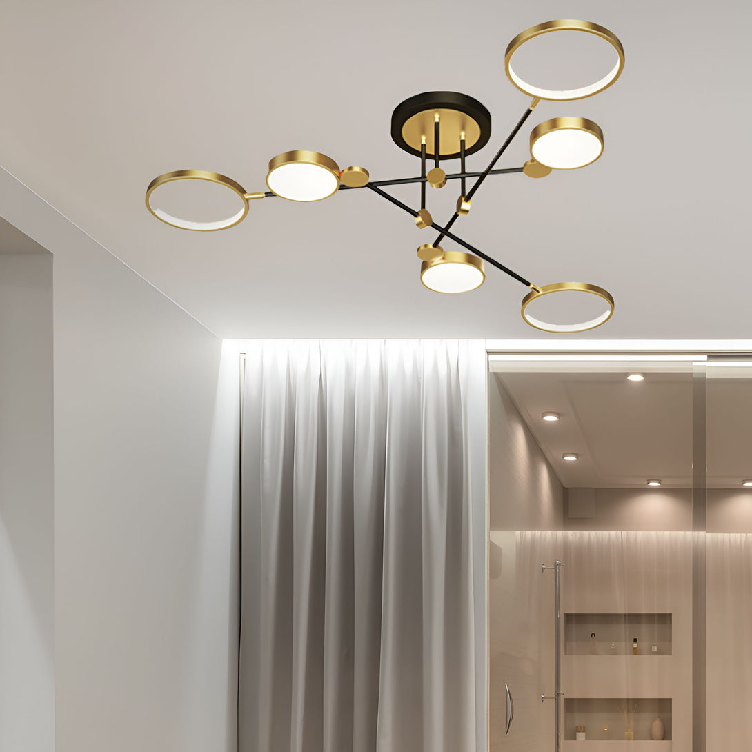 Un plafonnier LED doré et noir avec cinq anneaux lumineux. Il est parfait pour une salle à manger, un salon ou une chambre à coucher. MA-5176658445,MA-6863690586,MA-9597621967,