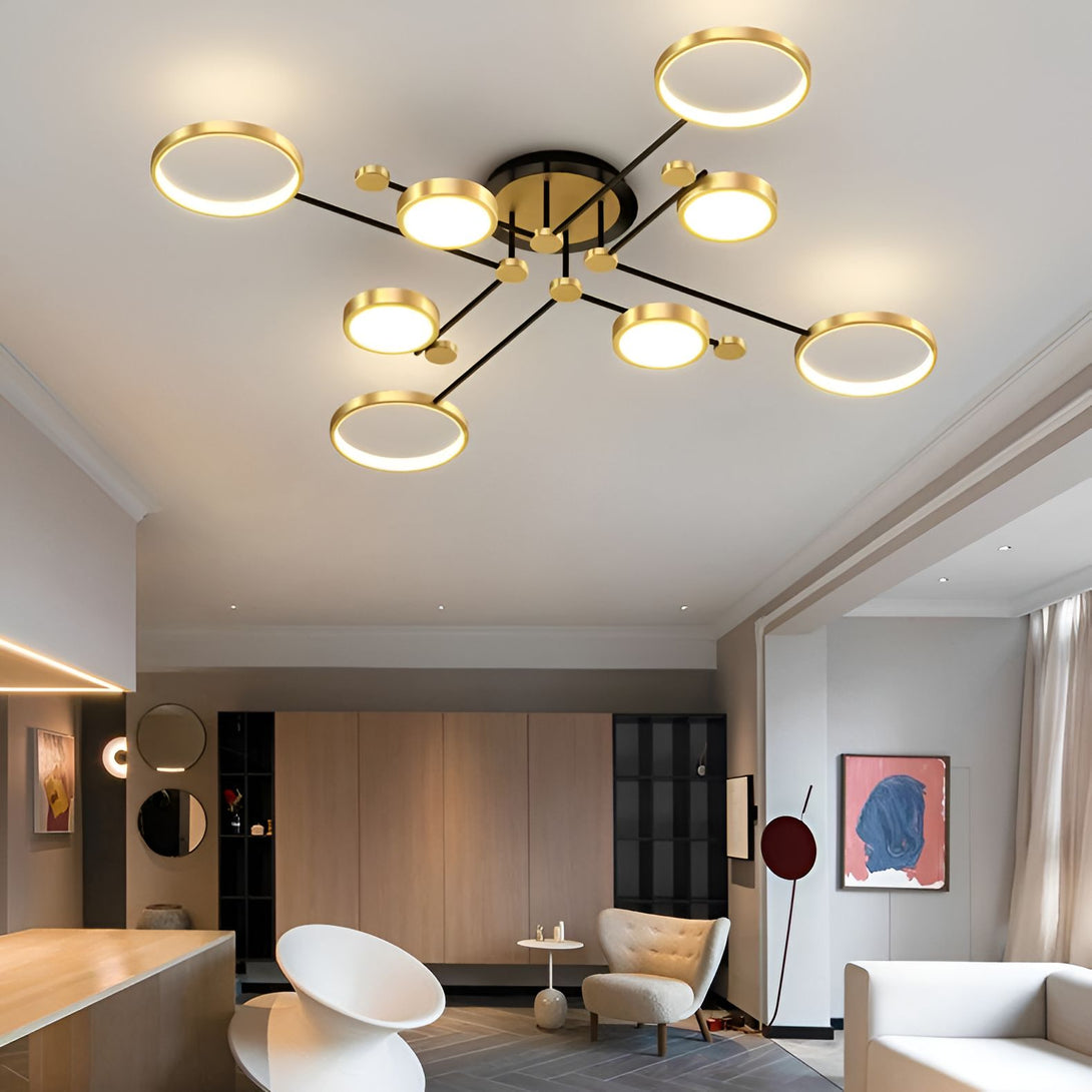 Un plafonnier LED doré et noir est suspendu au plafond d'un salon. Le plafonnier est composé de plusieurs cercles de différentes tailles. MA-5176658445,MA-6863690586,MA-9597621967,