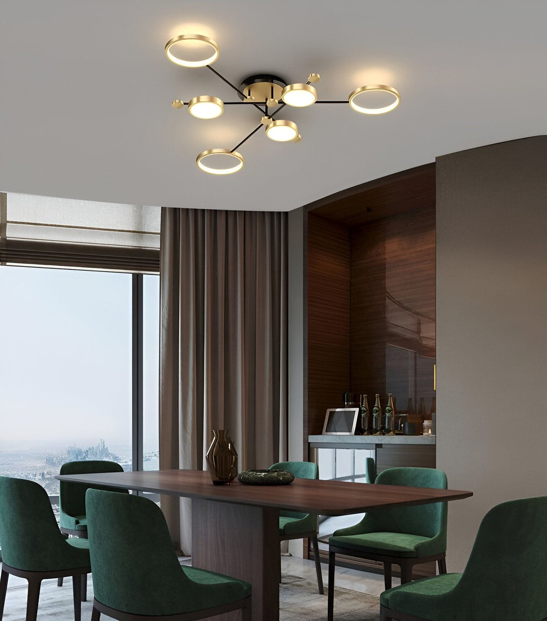 Une image d'un plafonnier LED moderne avec six anneaux en métal doré. Le plafonnier est suspendu au plafond par un fil noir et est entouré de rideaux gris. Il y a une table à manger en bois avec des chaises vertes sous le plafonnier. MA-5176658445,MA-6863690586,MA-9597621967,