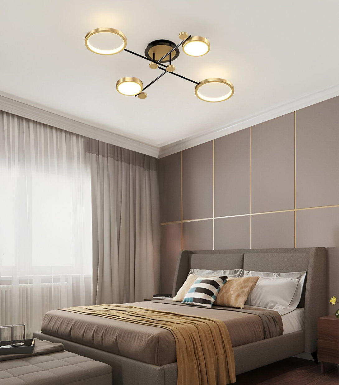 Une image d'une chambre à coucher avec un lit, des rideaux, une table de chevet et un plafonnier. Le plafonnier est de couleur noire et or et a quatre anneaux lumineux. MA-5176658445,MA-6863690586,MA-9597621967,