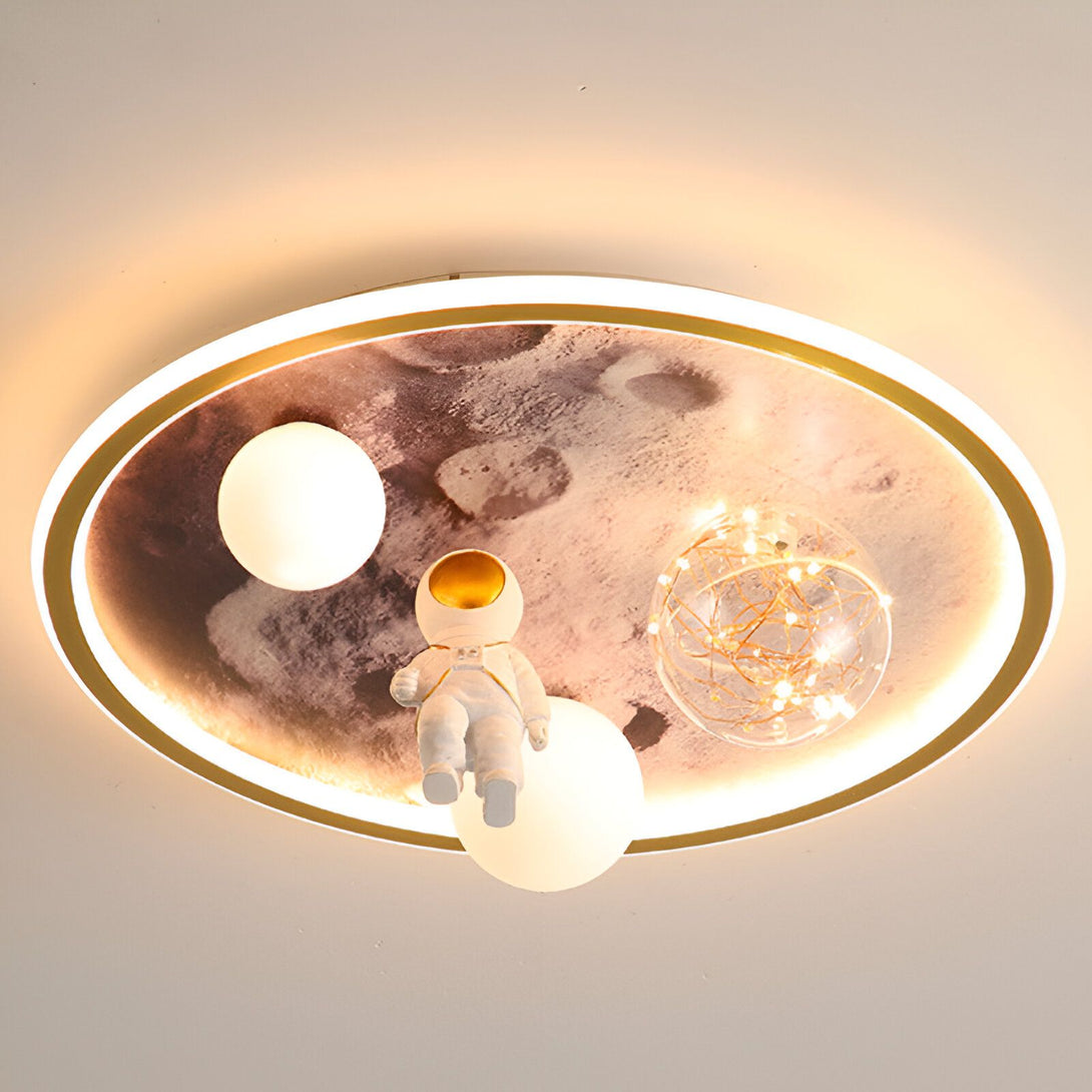 L'image représente un astronaute dans l'espace. Il est en apesanteur et flotte au-dessus de la surface de la lune. En arrière-plan, on peut voir la Terre et le soleil. L'image est très détaillée et réaliste. On peut voir les cratères de la lune et les étoiles dans le ciel. L'astronaute porte une combinaison spatiale blanche et un casque. Il a un drapeau américain sur la poitrine. L'image est très belle et donne l'impression d'être dans l'espace. AS-8979596499,