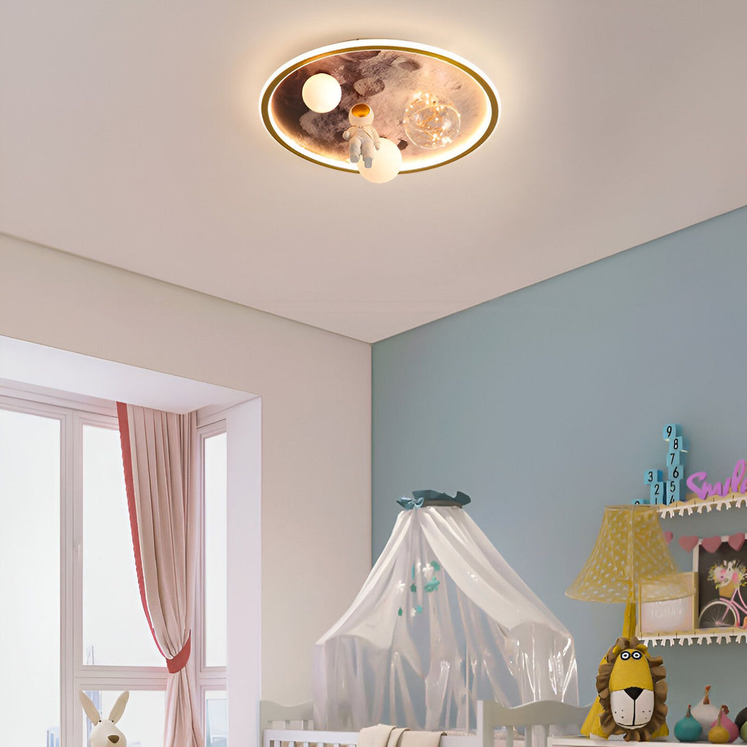 Une chambre d'enfant avec un lit, un tapis, un rideau, une armoire et un plafonnier en forme d'astronaute. AS-8979596499,