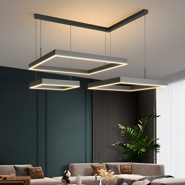 Une image d'un salon avec une suspension lumineuse design. La suspension est composée de trois carrés en métal noir et de LED. Elle est suspendue au plafond par des câbles fins. Le salon est décoré dans un style moderne avec des murs vert foncé, un canapé gris et des rideaux blancs. CA-4602175023,CA-4440363563,CA-3065197073,