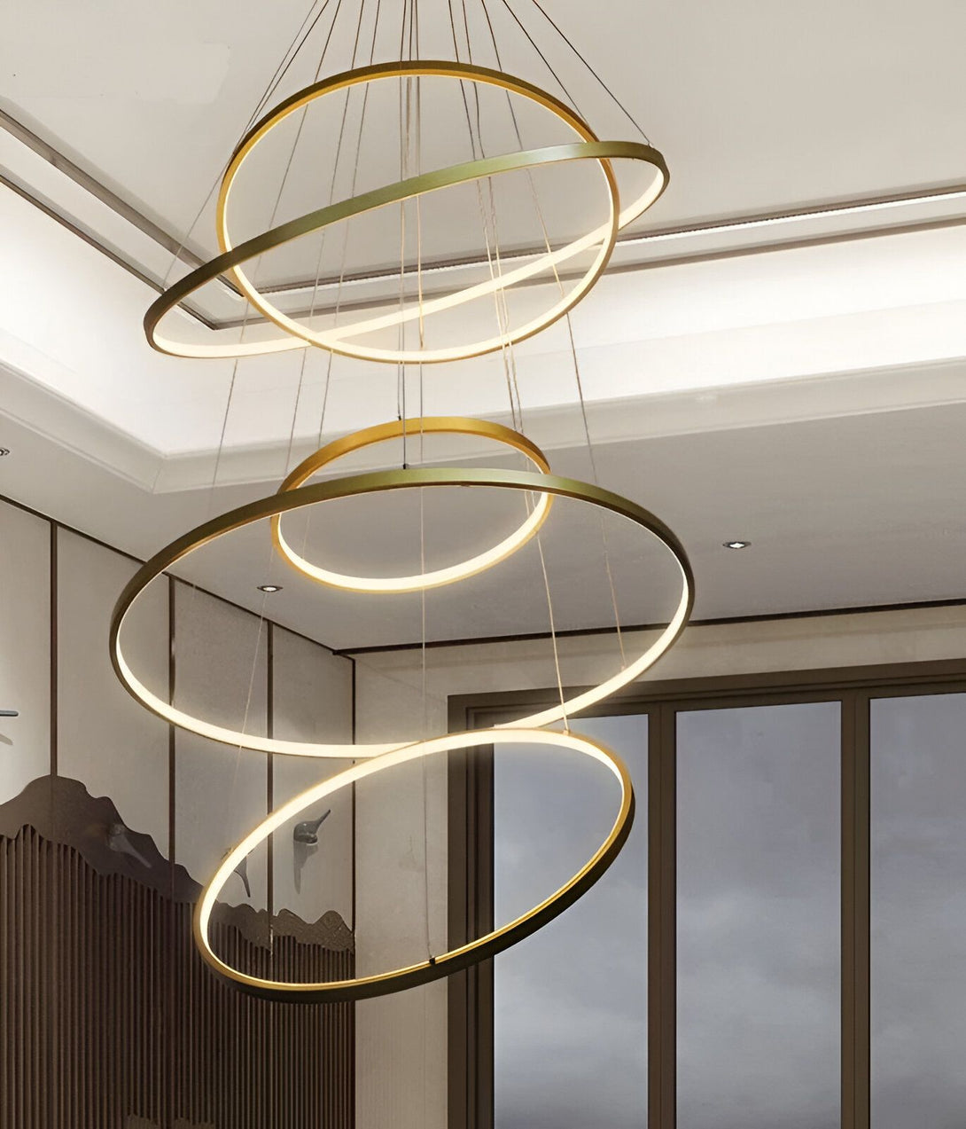Une image d'un lustre doré à LED avec cinq anneaux. MA-2580339167,