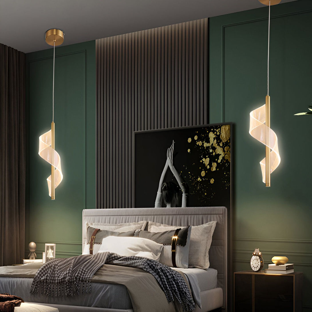 Une image d'une chambre à coucher avec deux suspensions en forme de spirale. Les suspensions sont en métal doré et en verre transparent. La chambre est décorée dans un style moderne avec des murs vert foncé et un sol en parquet clair. Le lit est recouvert d'une couette et de deux oreillers blancs. Il y a une table de chevet à côté du lit avec une lampe dessus.