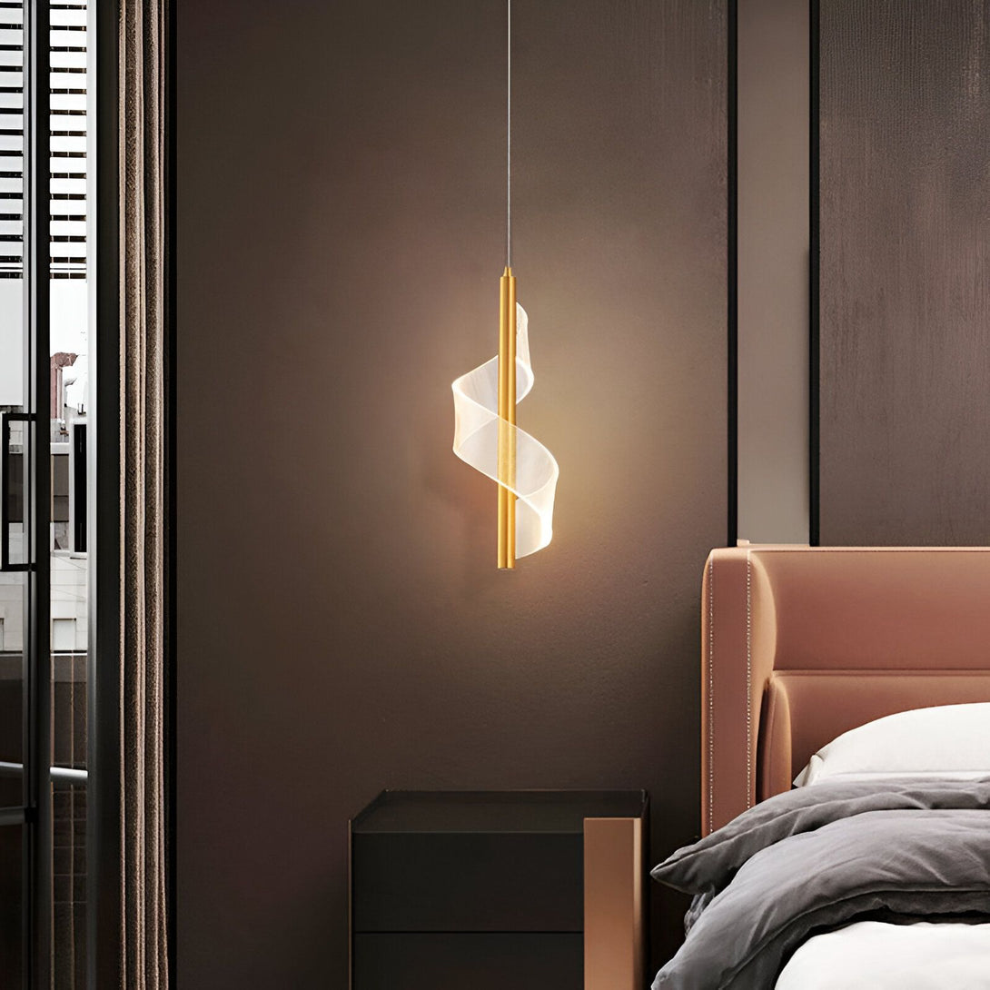 Une image d'une lampe suspendue en forme de spirale. La lampe est en métal doré et l'abat-jour est en verre transparent. La lampe est suspendue au plafond par un fil doré. MI-2324431688,MI-1959542311,MI-5289383336,MI-2510590286,MI-0171760948,MI-1777120470,MI-6198502511,MI-6143547629,MI-7442860222,MI-0312743297,MI-8534675333,MI-8883523601,