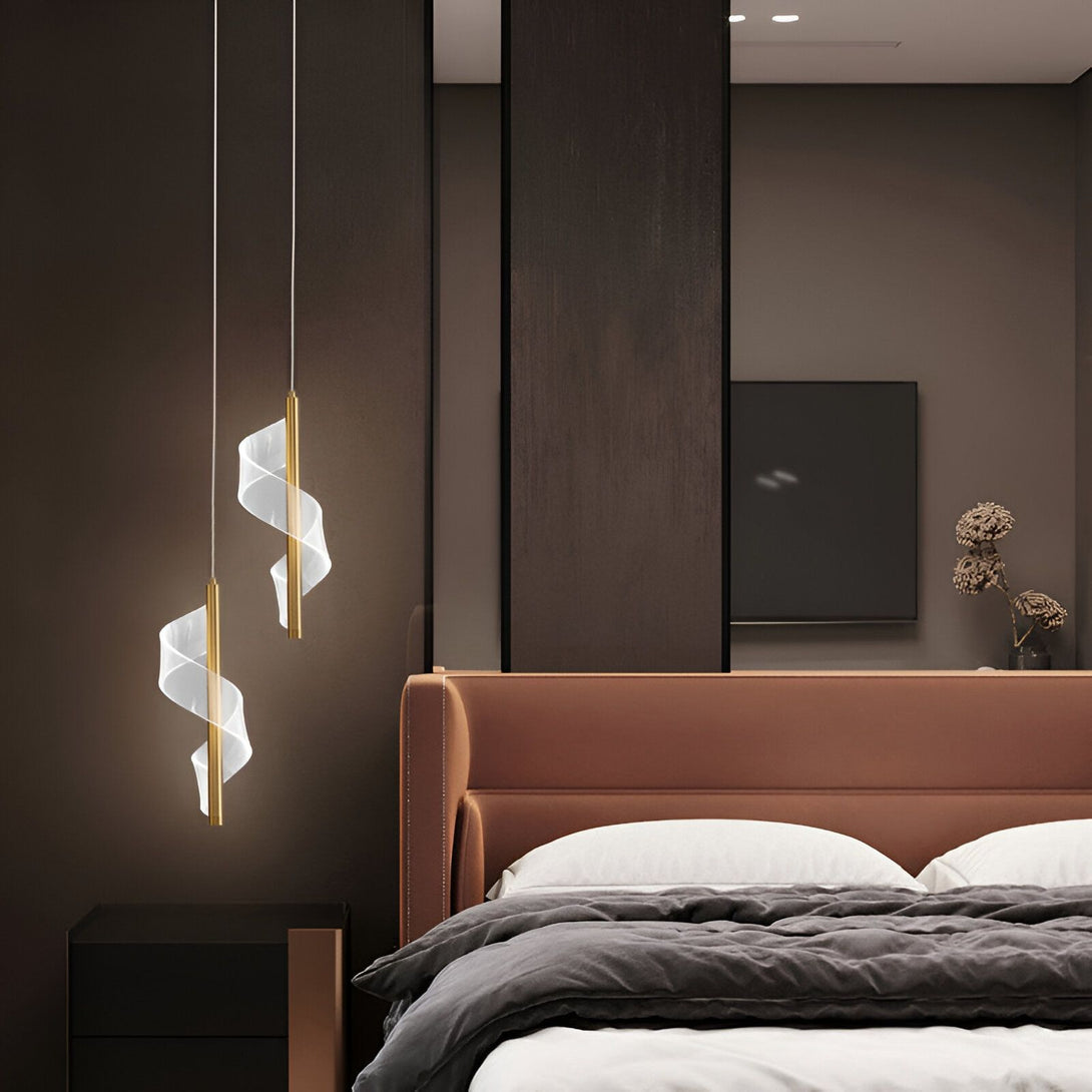 Une image d'une chambre à coucher avec trois lampes suspendues au plafond. Les lampes sont en forme de spirale et sont de couleur or. La chambre est décorée dans un style moderne avec des murs marron et un lit marron. MI-2324431688,MI-1959542311,MI-5289383336,MI-2510590286,MI-0171760948,MI-1777120470,MI-6198502511,MI-6143547629,MI-7442860222,MI-0312743297,MI-8534675333,MI-8883523601,