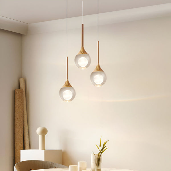 Une image de trois suspensions en verre soufflé de forme ronde et de couleur dorée. Les suspensions sont accrochées à des fils fins et sont disposées en ligne. IN-6570546732,IN-0202242234,IN-9460160360,IN-5087841252,IN-4331503488,IN-9491831844,
