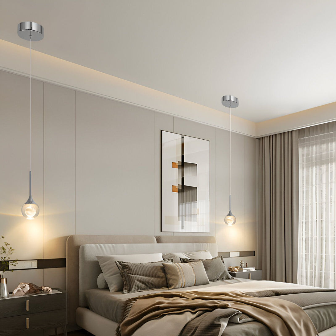 Une chambre avec un lit, une table de chevet, une armoire et un tapis. Il y a deux suspensions au-dessus du lit. IN-6570546732,IN-0202242234,IN-9460160360,IN-5087841252,IN-4331503488,IN-9491831844,