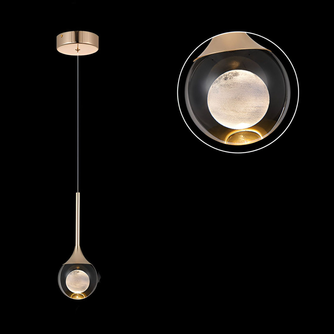 Une image d'une lampe suspendue en métal doré avec une sphère en verre transparent. La lampe est éclairée et émet une lumière chaude. IN-6570546732,IN-0202242234,IN-9460160360,IN-5087841252,IN-4331503488,IN-9491831844,