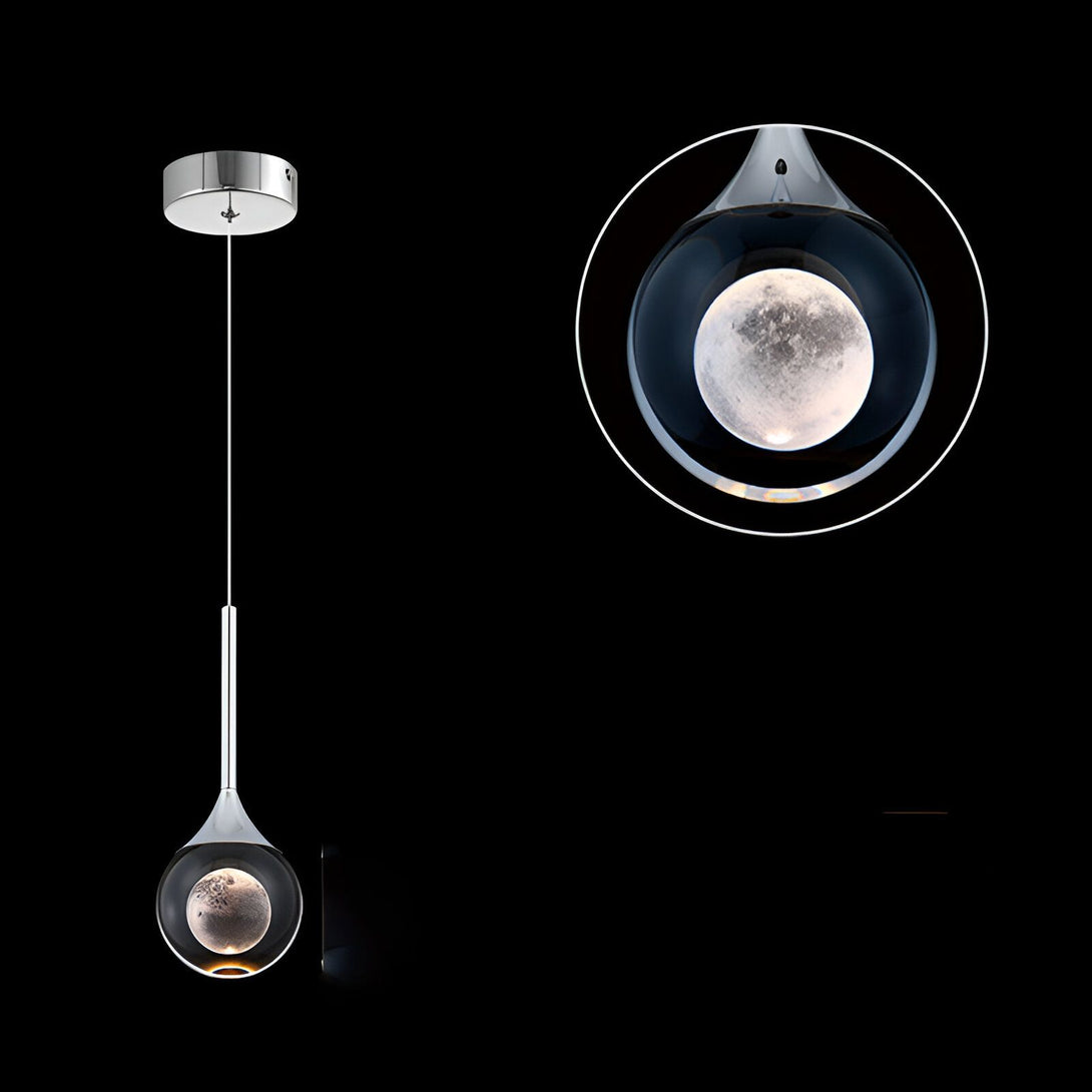 Une image d'une lampe suspendue en forme de demi-lune. La lampe est en métal et de couleur argentée. Elle est suspendue par un fil transparent. La partie inférieure de la lampe est en verre et laisse entrevoir une image de la lune. IN-6570546732,IN-0202242234,IN-9460160360,IN-5087841252,IN-4331503488,IN-9491831844,