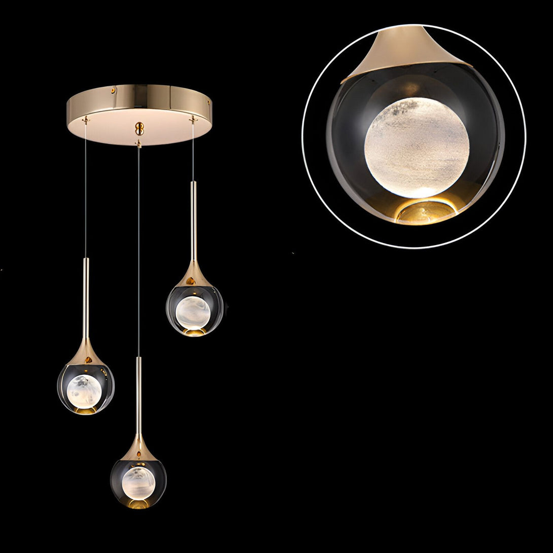 Une image d'une lampe à suspension en métal doré avec trois globes en verre transparent. IN-6570546732,IN-0202242234,IN-9460160360,IN-5087841252,IN-4331503488,IN-9491831844,