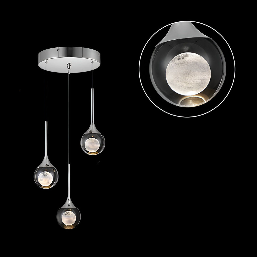 Une image d'une suspension luminaire à LED avec trois globes en verre soufflé transparent. La suspension est en métal chromé et les globes sont éclairés par des LED. IN-6570546732,IN-0202242234,IN-9460160360,IN-5087841252,IN-4331503488,IN-9491831844,