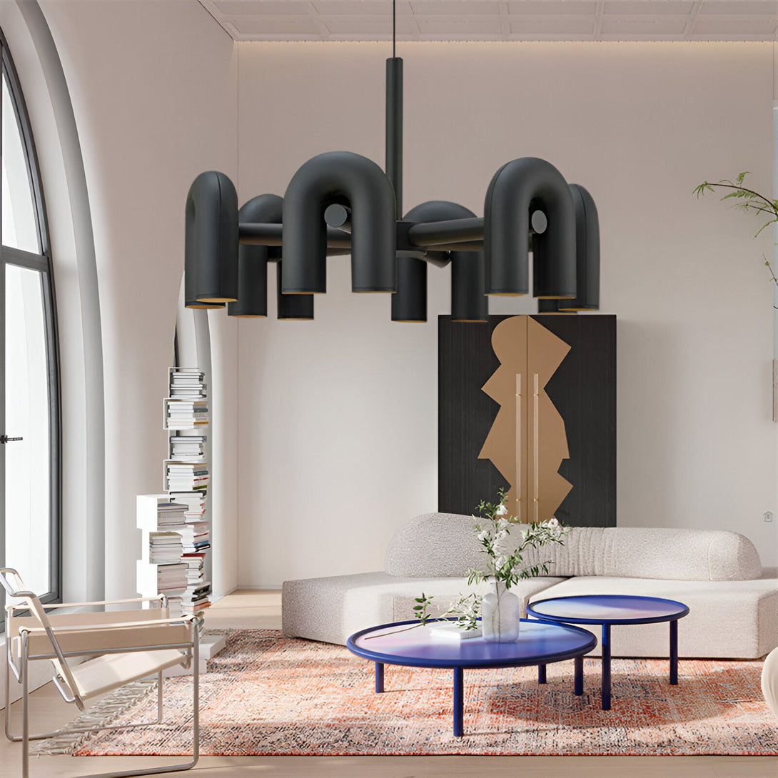 Une image d'un salon avec un canapé, une table basse, une chaise et un tapis. Il y a un lustre noir au plafond et une grande baie vitrée. DE-5513047993,DE-2348099438,DE-9746383744,DE-4259432788,DE-6635873724,DE-7183723267,DE-7965227738,DE-391162686X,
