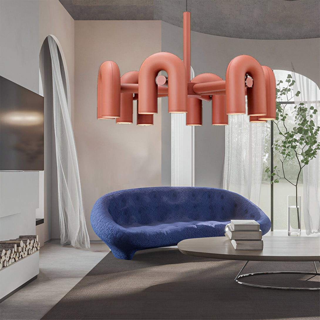 Une image d'un salon avec un canapé bleu et une table basse. Il y a aussi une cheminée et une grande baie vitrée. Le sol est recouvert d'un tapis et il y a un lampadaire design rouge au plafond. DE-5513047993,DE-2348099438,DE-9746383744,DE-4259432788,DE-6635873724,DE-7183723267,DE-7965227738,DE-391162686X,