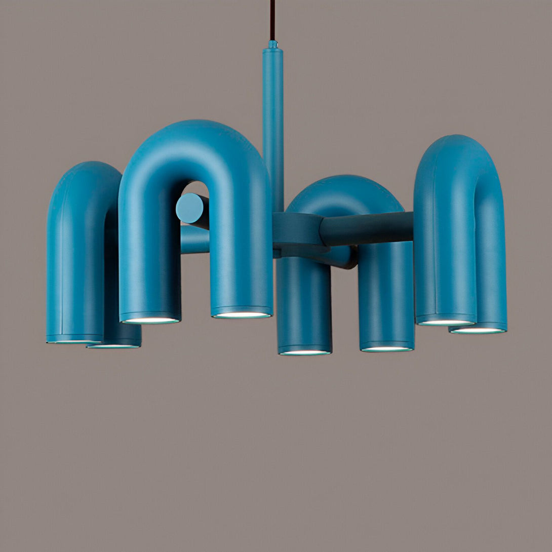 Une lampe à suspension en forme de tubes bleus courbés. DE-5513047993,DE-2348099438,DE-9746383744,DE-4259432788,DE-6635873724,DE-7183723267,DE-7965227738,DE-391162686X,