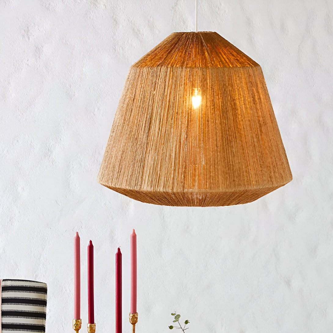 Une lampe en osier marron en forme de losange est suspendue au plafond. À côté, se trouvent trois bougies rouges dans des bougeoirs dorés. AD-6453961679,AD-6657275196,AD-8746500626,AD-6764077002,AD-2257925033,AD-5434952707,