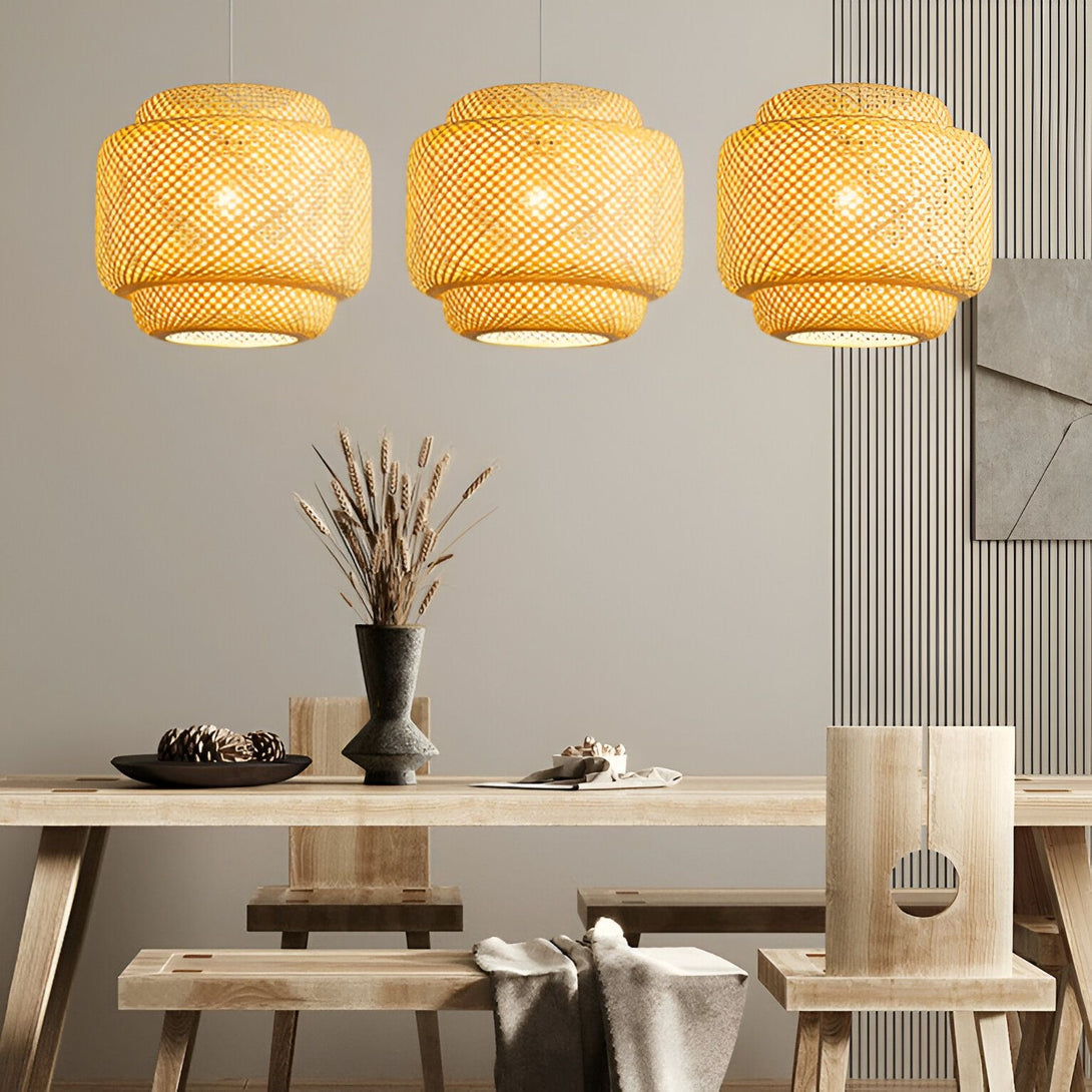 Une image de trois lampes en bambou tissé suspendues au-dessus d'une table à manger en bois. EL-546763013X,EL-2418871940,