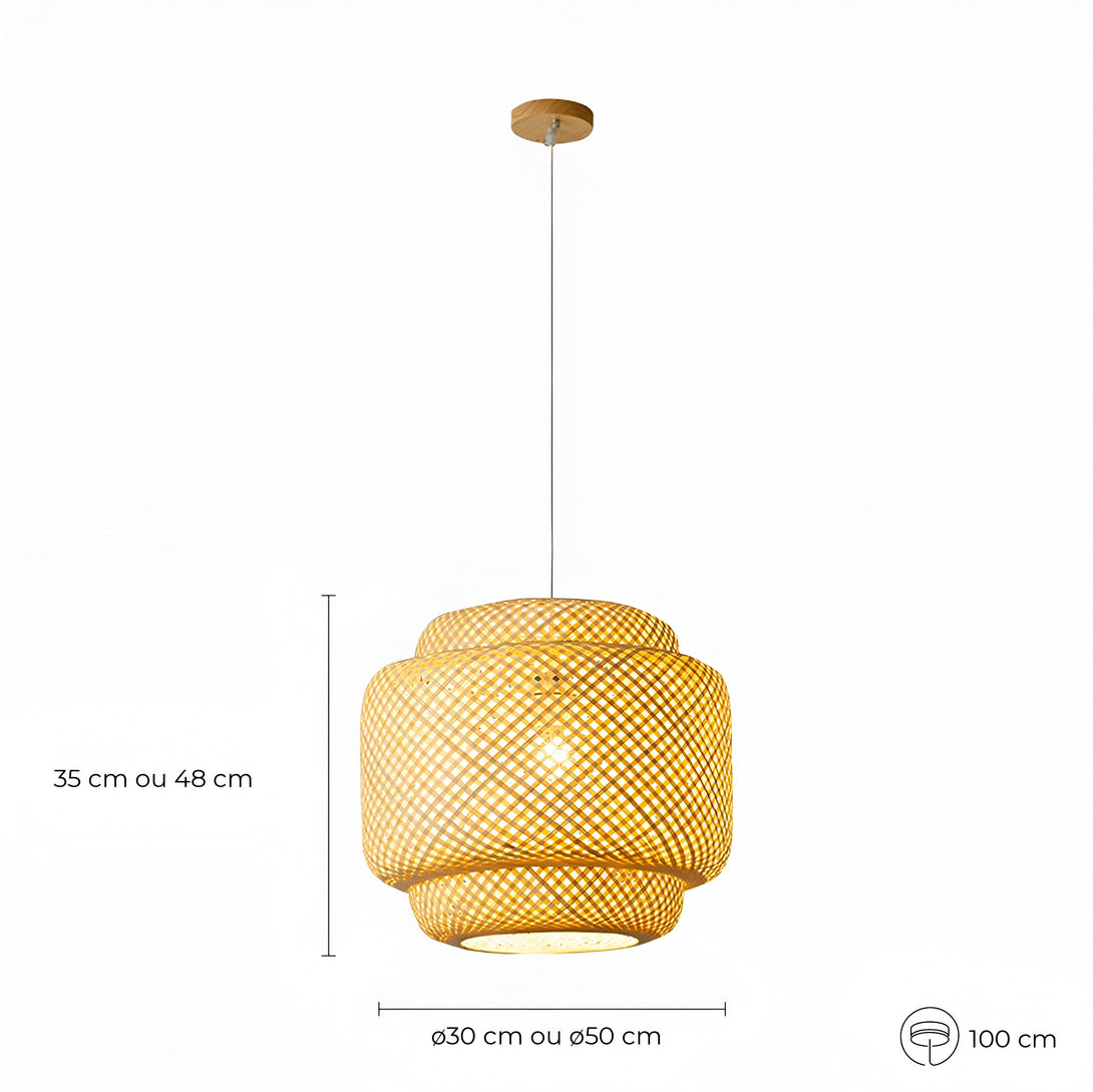 Une lampe suspendue en bambou avec une forme de cage et une lumière chaude. La lampe est disponible en deux tailles : 30 cm ou 50 cm de diamètre, et 35 cm ou 48 cm de hauteur. EL-546763013X,EL-2418871940,