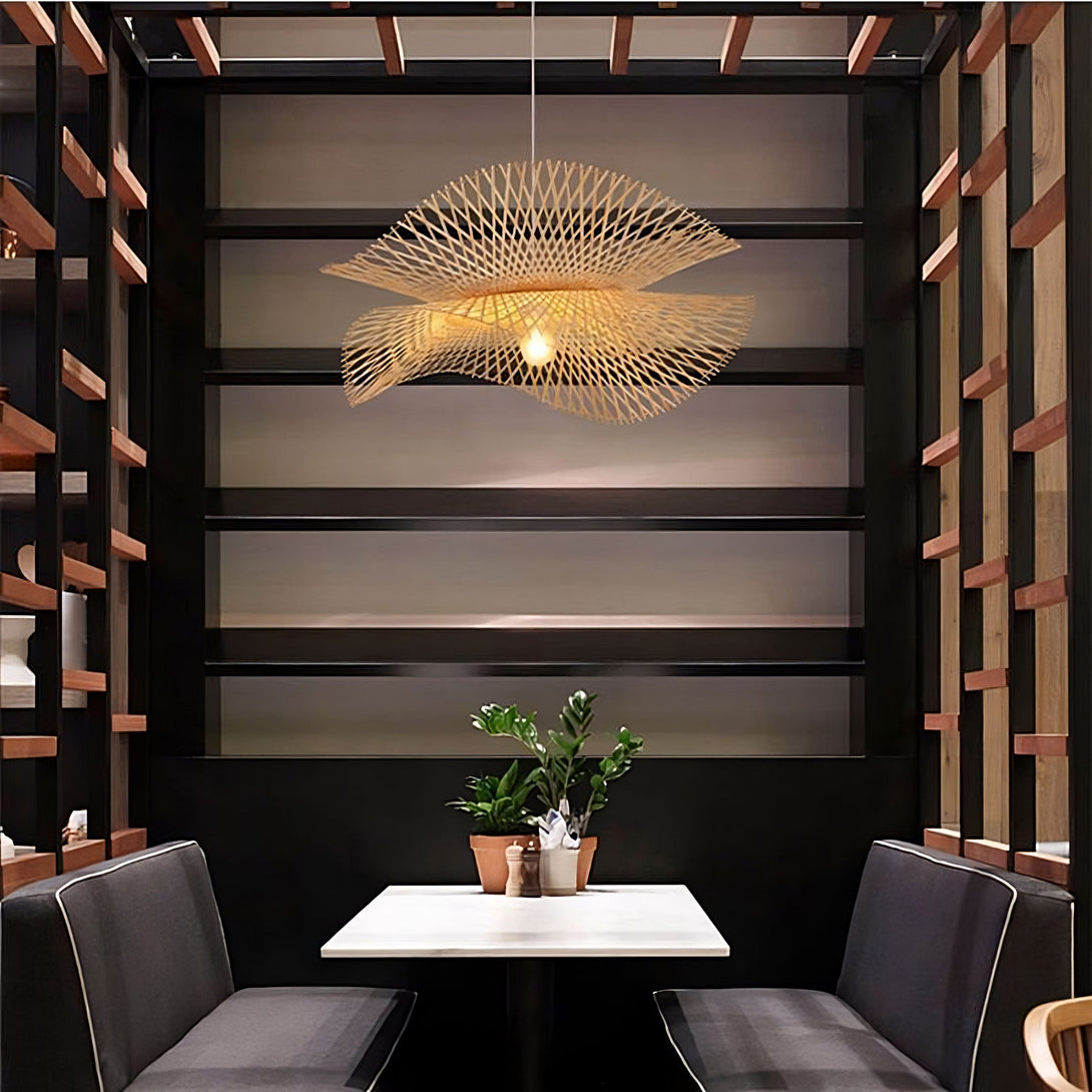 Une suspension luminaire bohème en bambou tressé main. Cette suspension luminaire est fabriquée à partir de bambou tressé à la main et présente un design bohème unique. Elle est idéale pour créer une ambiance chaleureuse et accueillante dans votre intérieur. SA-3870349573,SA-2370069996,SA-1886852669,SA-5300493295,