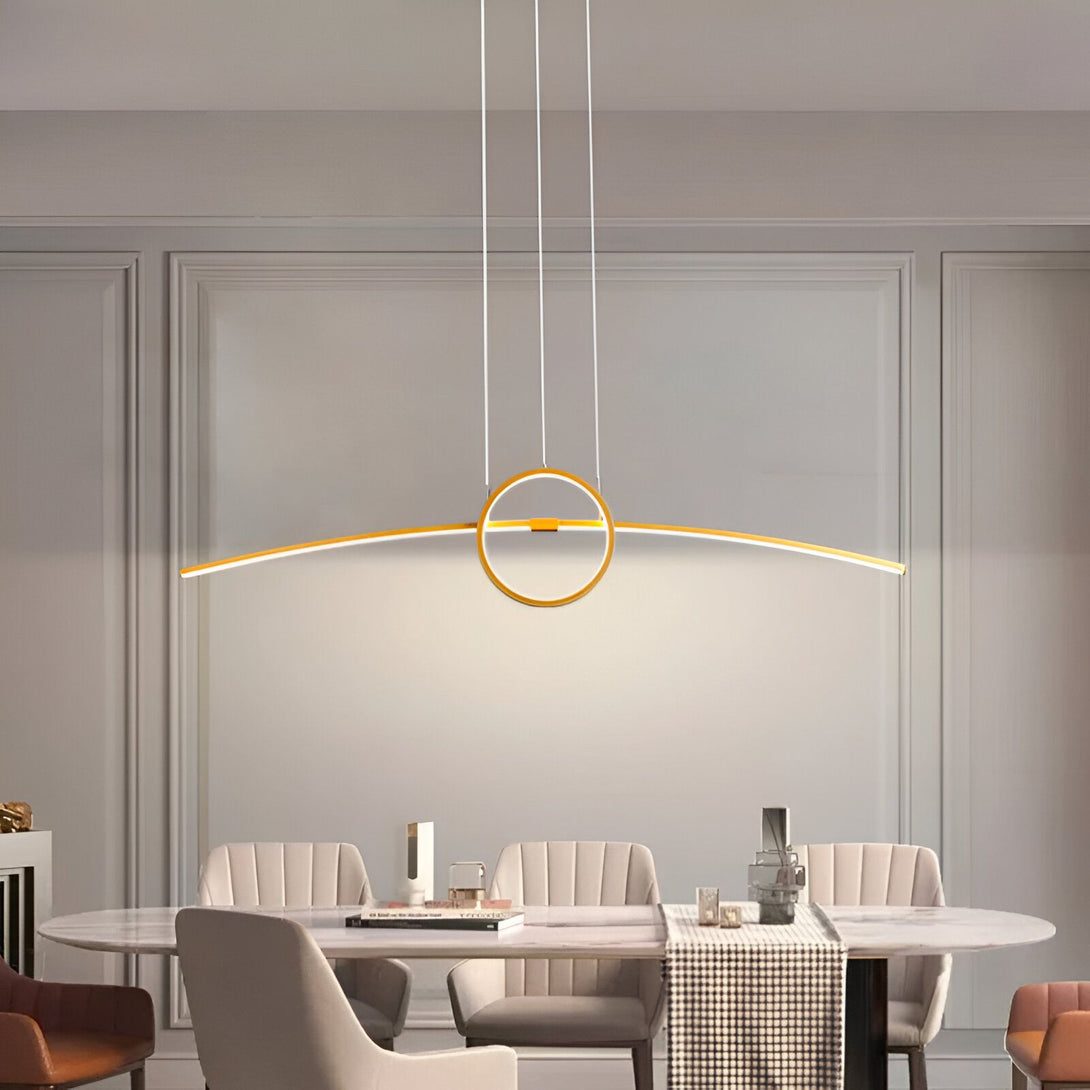 Une image d'une salle à manger avec une table et des chaises. Il y a un lustre doré au-dessus de la table. Le lustre est composé d'un cercle et d'une ligne droite. LO-6297965579,LO-5510735155,