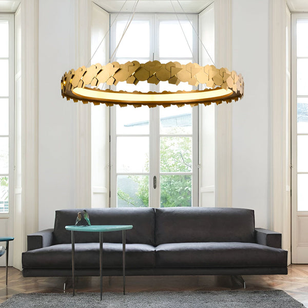 Une image d'un salon avec un canapé gris, une table basse et une suspension lumineuse en forme de couronne en métal doré. CA-8773026883,CA-1397039132,CA-9477864439,CA-9337591308,