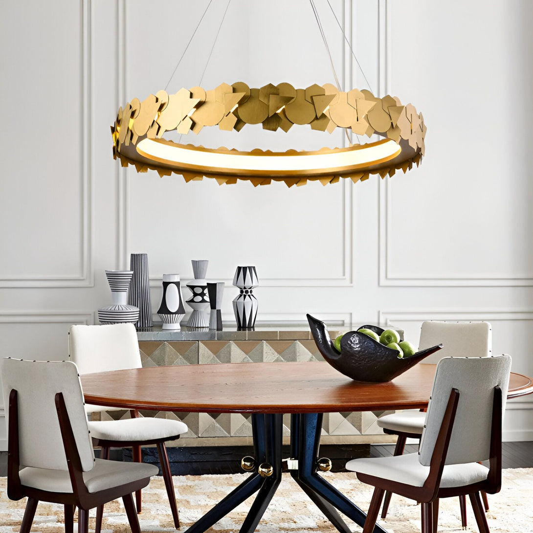 Une image d'une table à manger avec une suspension lumineuse en forme de couronne en métal doré au-dessus. Il y a des chaises autour de la table et des vases sur la table. CA-8773026883,CA-1397039132,CA-9477864439,CA-9337591308,