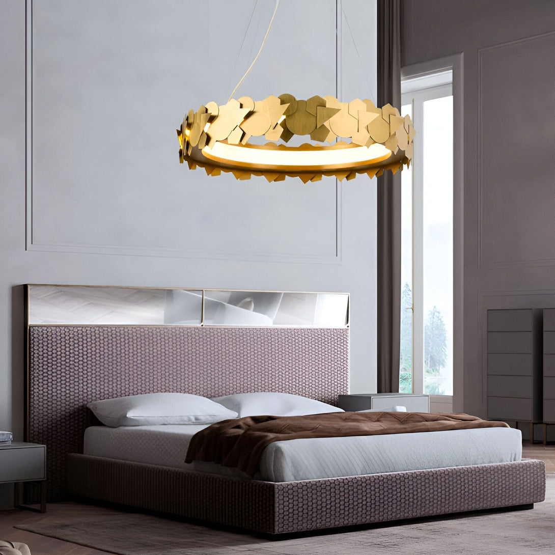 Une image d'une chambre à coucher avec un lit, une table de chevet, une armoire et une suspension design en métal doré. CA-8773026883,CA-1397039132,CA-9477864439,CA-9337591308,