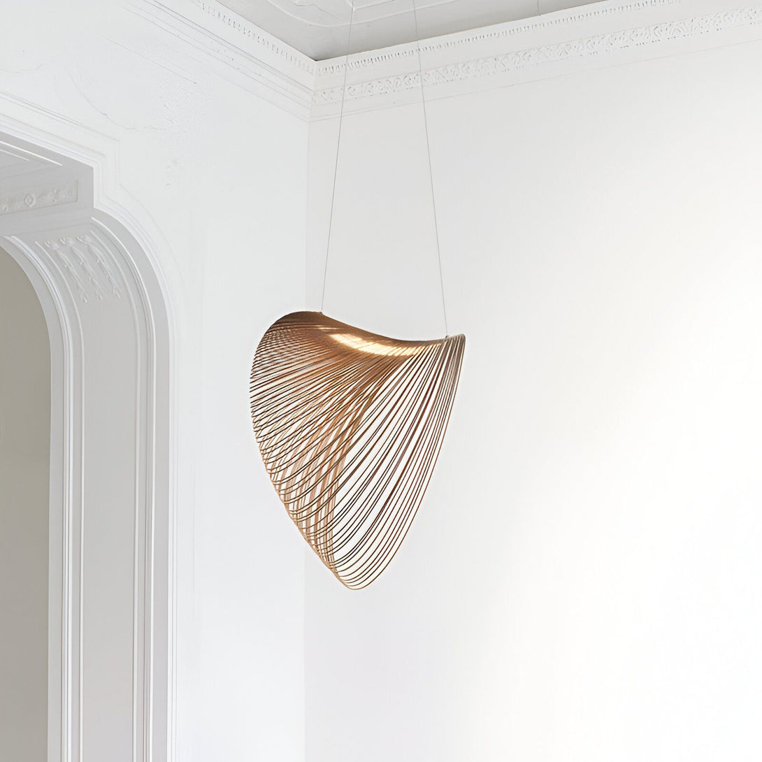 Une suspension en métal de couleur cuivre en forme de spirale est accrochée au plafond. ME-644826888X,ME-4808315661,ME-044561384X,ME-8319836859,ME-2561216225,ME-5128493199,