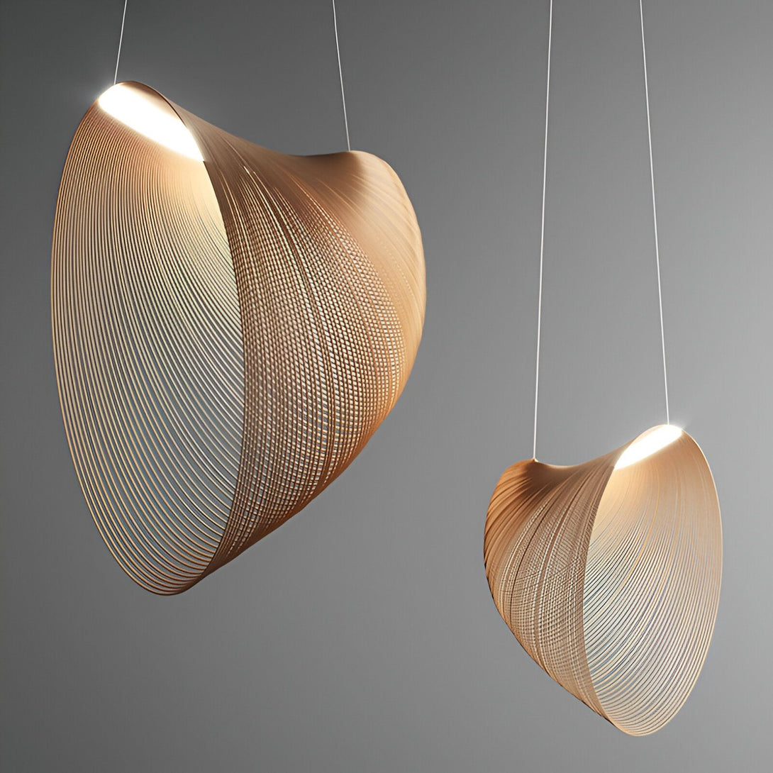 Deux suspensions en forme de coquille en bois clair sont suspendues à des fils métalliques fins. Les coquilles sont éclairées de l'intérieur et projettent une lumière douce et diffuse. ME-644826888X,ME-4808315661,ME-044561384X,ME-8319836859,ME-2561216225,ME-5128493199,