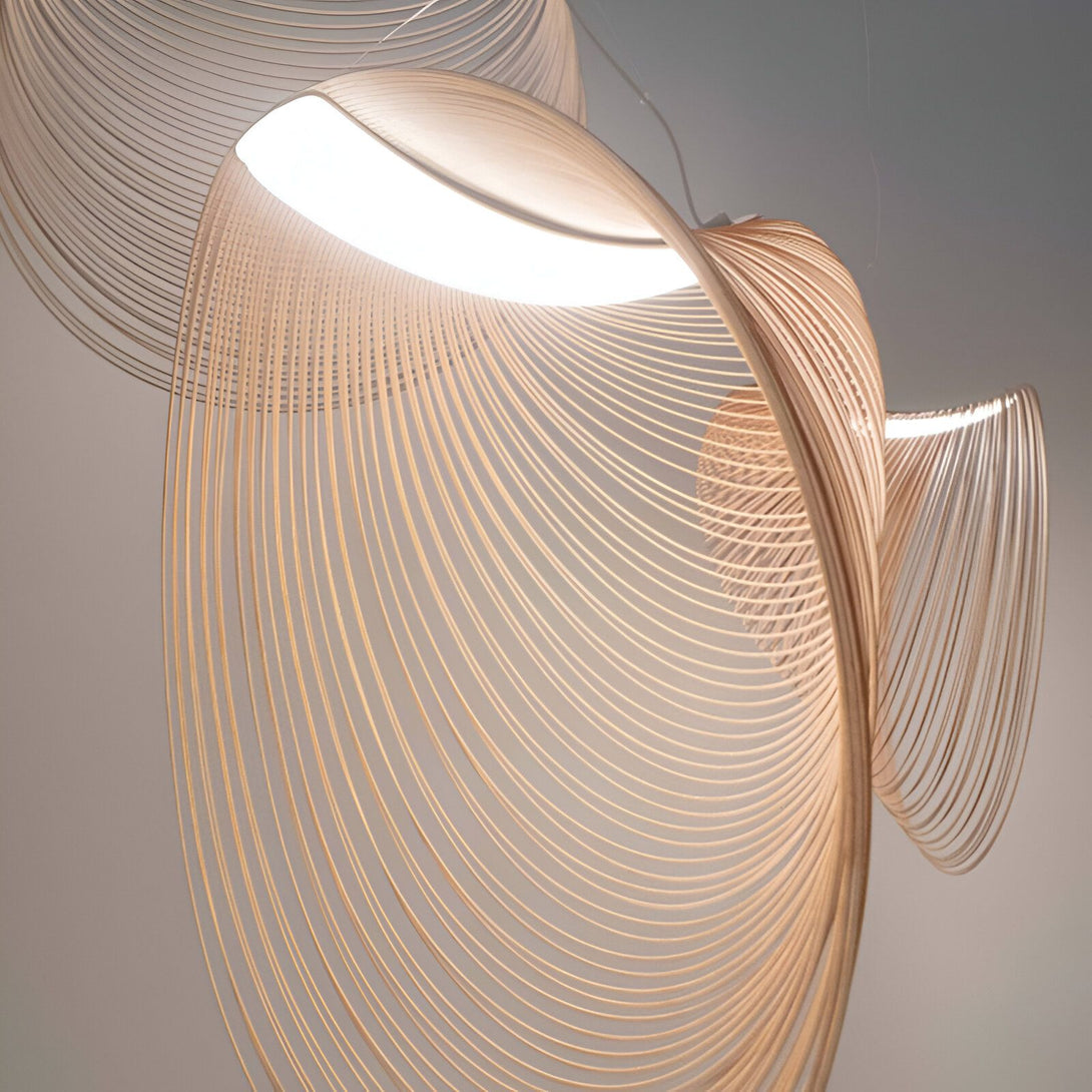 Une sculpture en bois suspendue au plafond. La sculpture est constituée de plusieurs couches de fines lamelles de bois, qui sont disposées de manière à créer une forme organique. La sculpture est éclairée par une lumière blanche, qui met en valeur les détails du bois. ME-644826888X,ME-4808315661,ME-044561384X,ME-8319836859,ME-2561216225,ME-5128493199,