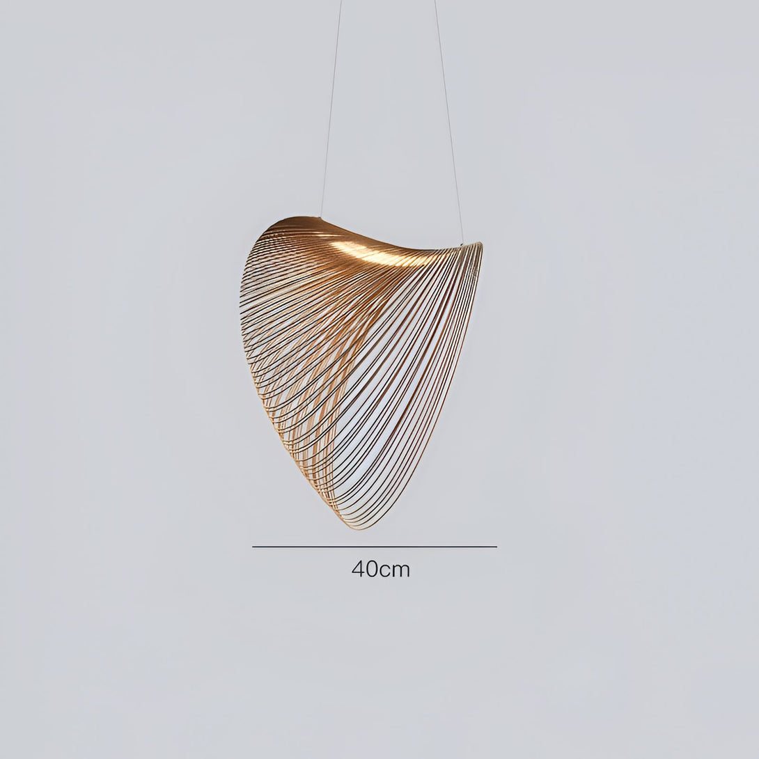 Une image d'une suspension en forme de spirale en métal doré. La spirale est composée de plusieurs fils de métal doré qui s'enroulent les uns autour des autres. La suspension est accrochée à un fil transparent et mesure 40 cm de hauteur. ME-644826888X,ME-4808315661,ME-044561384X,ME-8319836859,ME-2561216225,ME-5128493199,