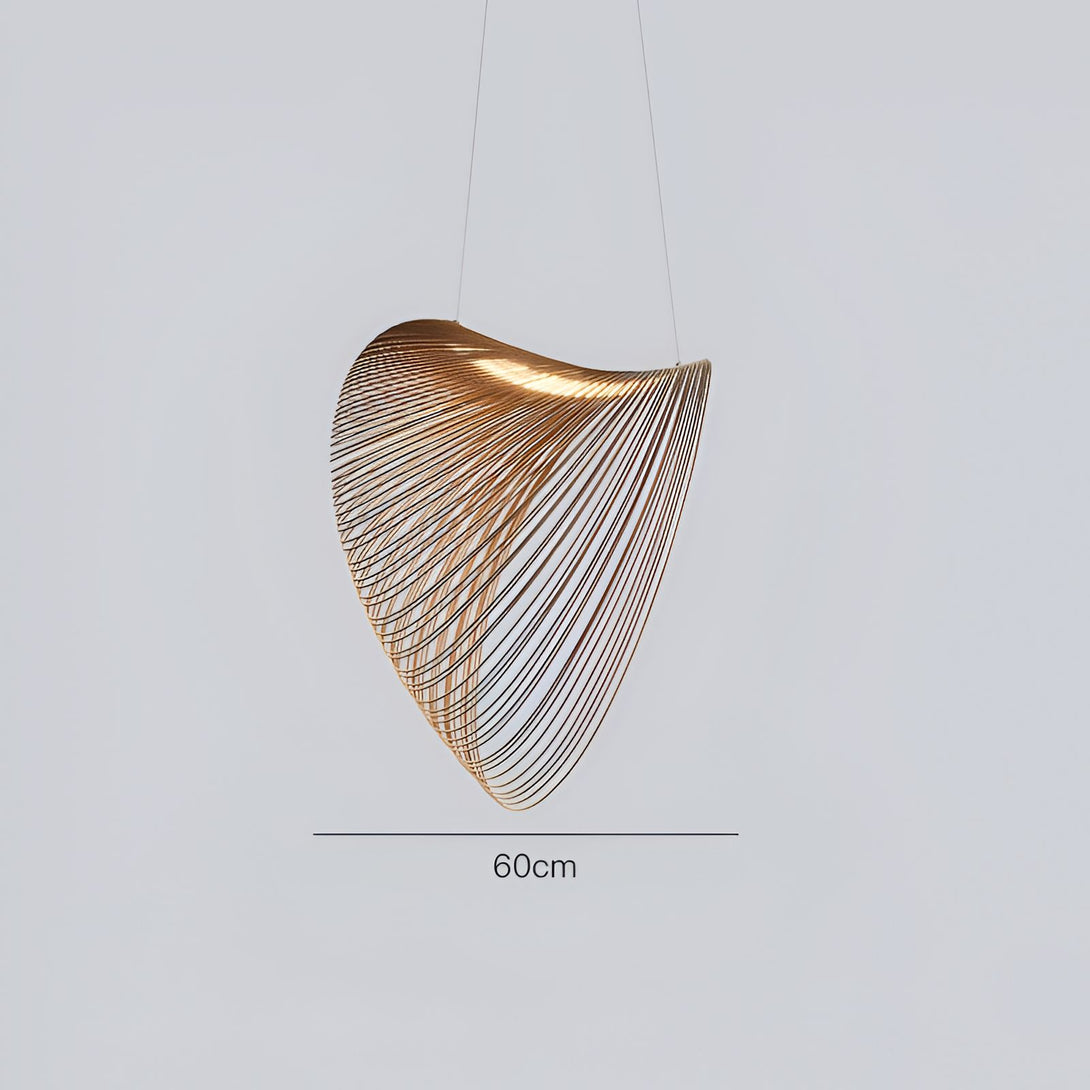 Une image d'un lustre en forme de spirale en métal doré. Le lustre est suspendu à un fil fin et est éclairé par une lumière chaude. ME-644826888X,ME-4808315661,ME-044561384X,ME-8319836859,ME-2561216225,ME-5128493199,