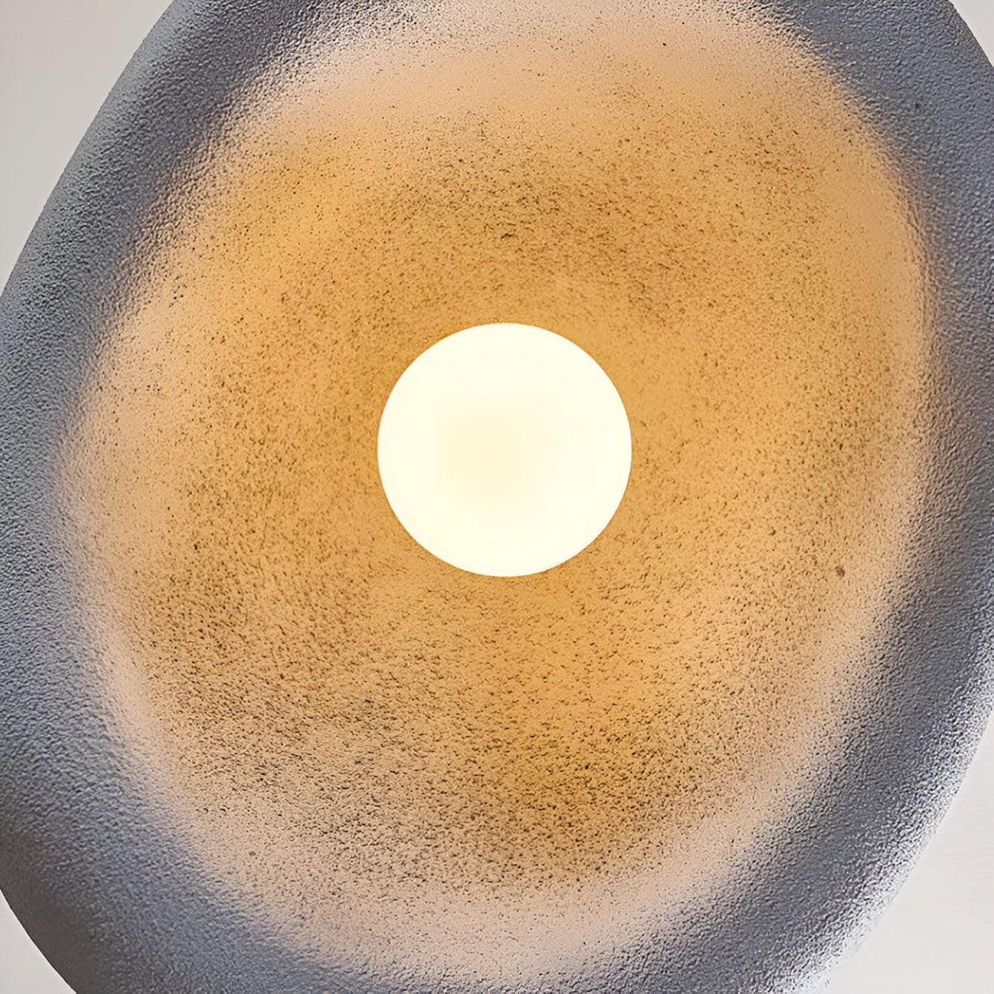 Une lampe en céramique blanche en forme de galet avec une lumière chaude. KI-7320713799,KI-7744830644,KI-3654425224,KI-4924323306,KI-8781572964,KI-0600735591,KI-904255911X,KI-1555629660,KI-912995892X,KI-3379861715,KI-7925289643,KI-4168037630,