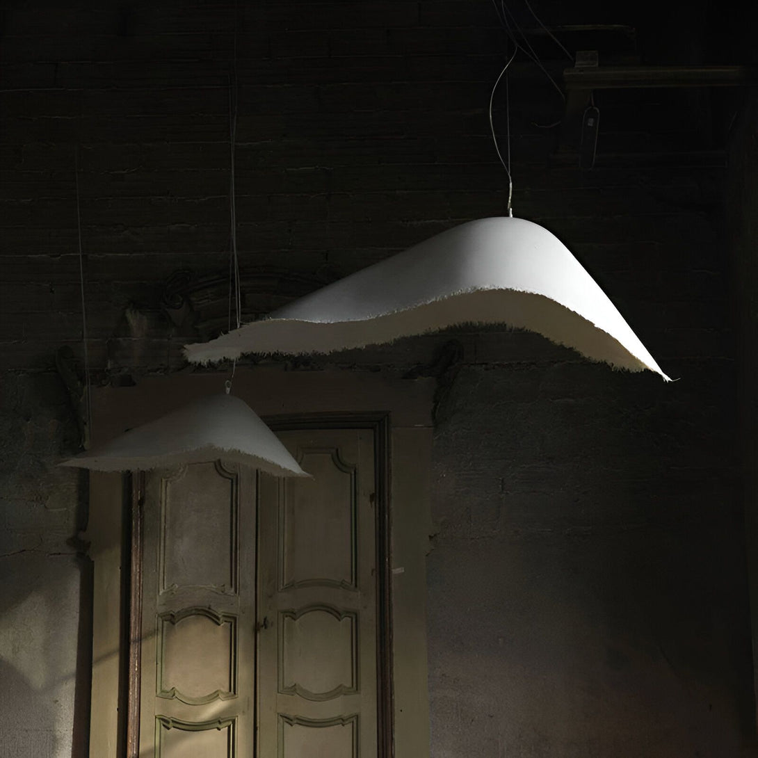 Deux grandes lampes en papier blanc sont suspendues au plafond d'une pièce sombre. Les lampes sont de forme organique et semblent flotter dans l'air. La pièce est éclairée par la lumière des lampes. ET-2961234522,ET-2106723946,ET-5176393247,ET-822849954X,ET-5535477338,ET-1139808885,ET-6408143768,ET-3154138331,